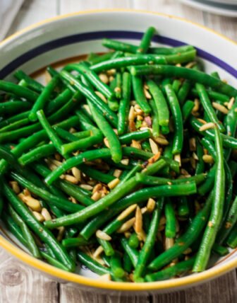Green Beans with Garlic and Almonds