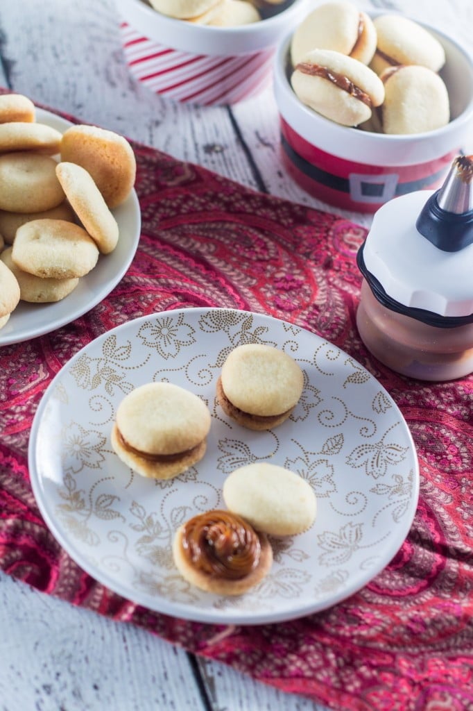 Dulce de Leche Sandwich Cookies (Casadinhos de Doce de Leite) | www.oliviascuisine.com