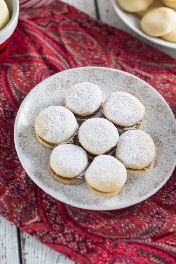 Dulce de Leche Sandwich Cookies (Casadinhos de Doce de Leite) | www.oliviascuisine.com