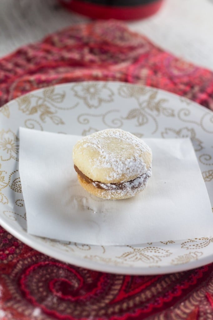 Dulce de Leche Sandwich Cookies (Casadinhos de Doce de Leite) | www.oliviascuisine.com