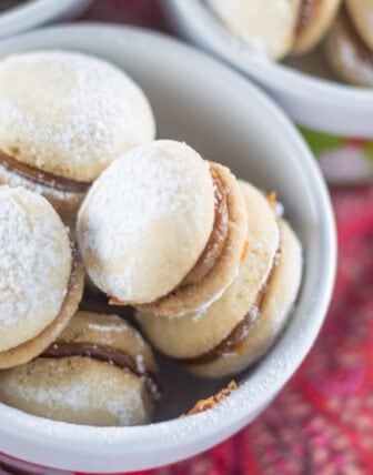 Dulce de Leche Sandwich Cookies (Casadinhos de Doce de Leite)