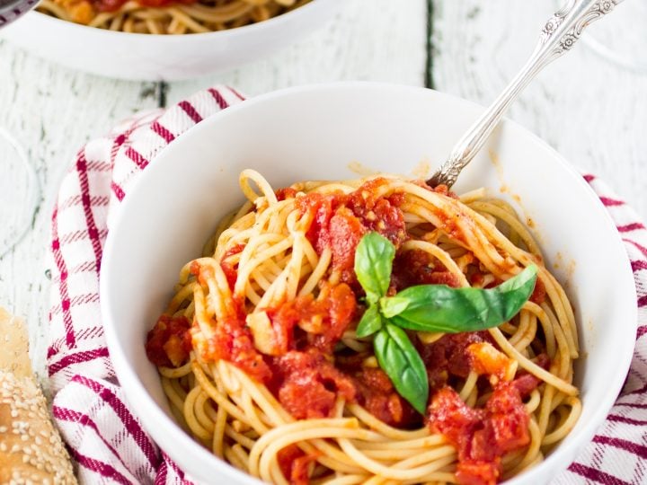 Spaghetti Pomodoro (Tomato Basil Pasta) - The Plant Based School