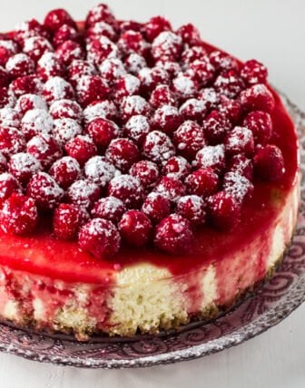 Classic Cheesecake with Raspberry Sauce