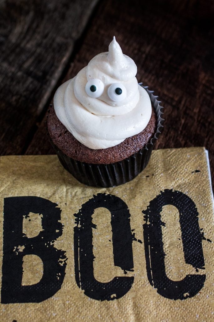 Ghost Halloween Cupcakes | www.oliviascuisine.com | A spooky yet delicious recipe to please kids and adults on this Halloween!