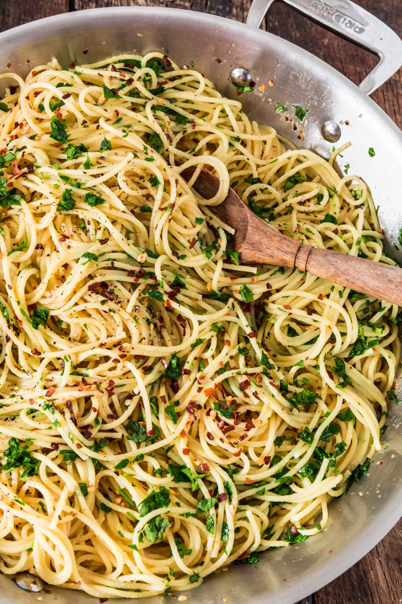 Spaghetti Aglio Olio e Peperoncino - Olivia's Cuisine