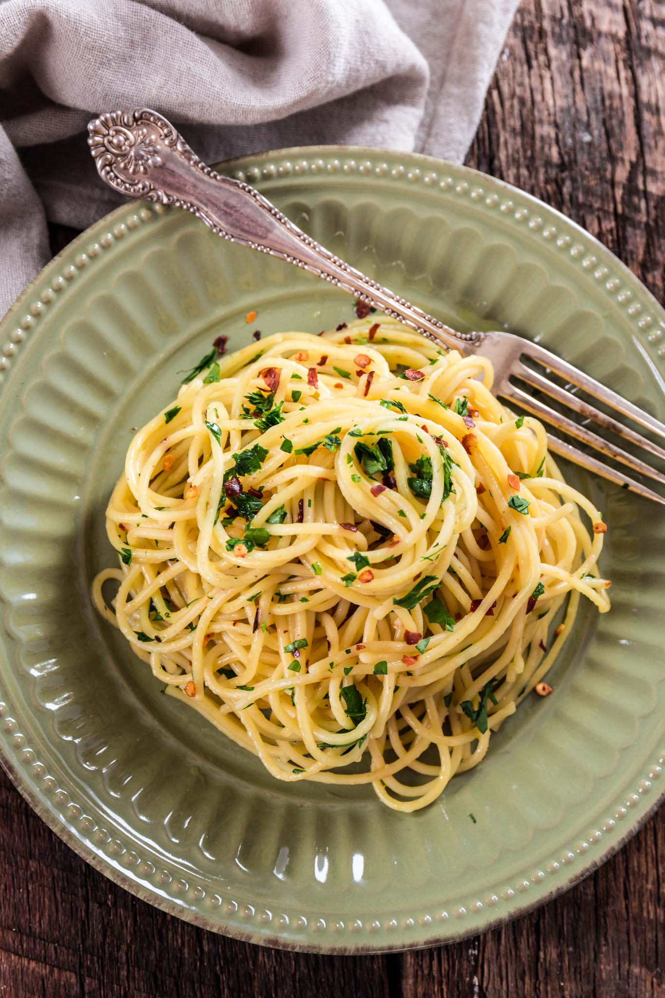 Spaghetti Aglio Olio e Peperoncino | www.oliviascuisine.com | Who knew something as simple as this Spaghetti Aglio Olio e Peperoncino could taste so good? Made with lots of extra virgin olive oil, garlic (no need for peeling and chopping if you use Dorot) and red pepper flakes! And the best part? It is ready in 10 minutes!