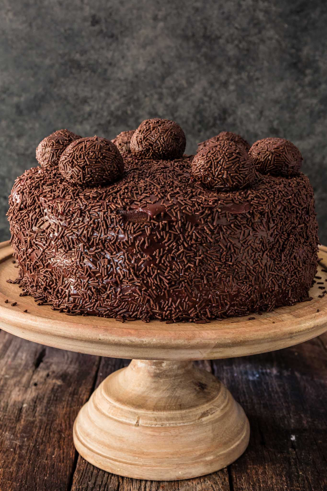 Brigadeiro Cake | www.oliviascuisine.com / Vraag elke Braziliaan wat hun favoriete taart is en je krijgt altijd hetzelfde antwoord: Brigadeiro cake. Absoluut niets is te vergelijken met deze rijke, fudgy, vochtige chocoladetaart! Als je van brigadeiro houdt, is dit een must-try! (Recept en voedsel fotografie door @ oliviascuisine.)