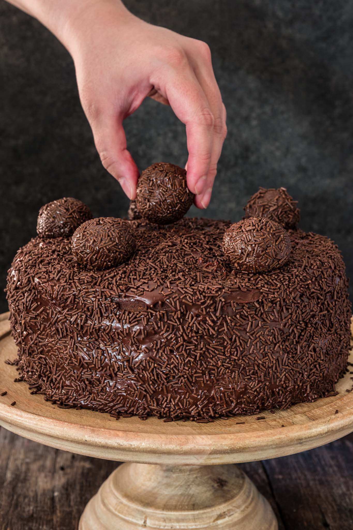 Brigadeiro Cake | www.oliviascuisine.com / Vraag elke Braziliaan wat hun favoriete taart is en je krijgt altijd hetzelfde antwoord: Brigadeiro cake. Absoluut niets is te vergelijken met deze rijke, fudgy, vochtige chocoladetaart! Als je van brigadeiro houdt, is dit een must-try! (Recept en voedsel fotografie door @ oliviascuisine.)