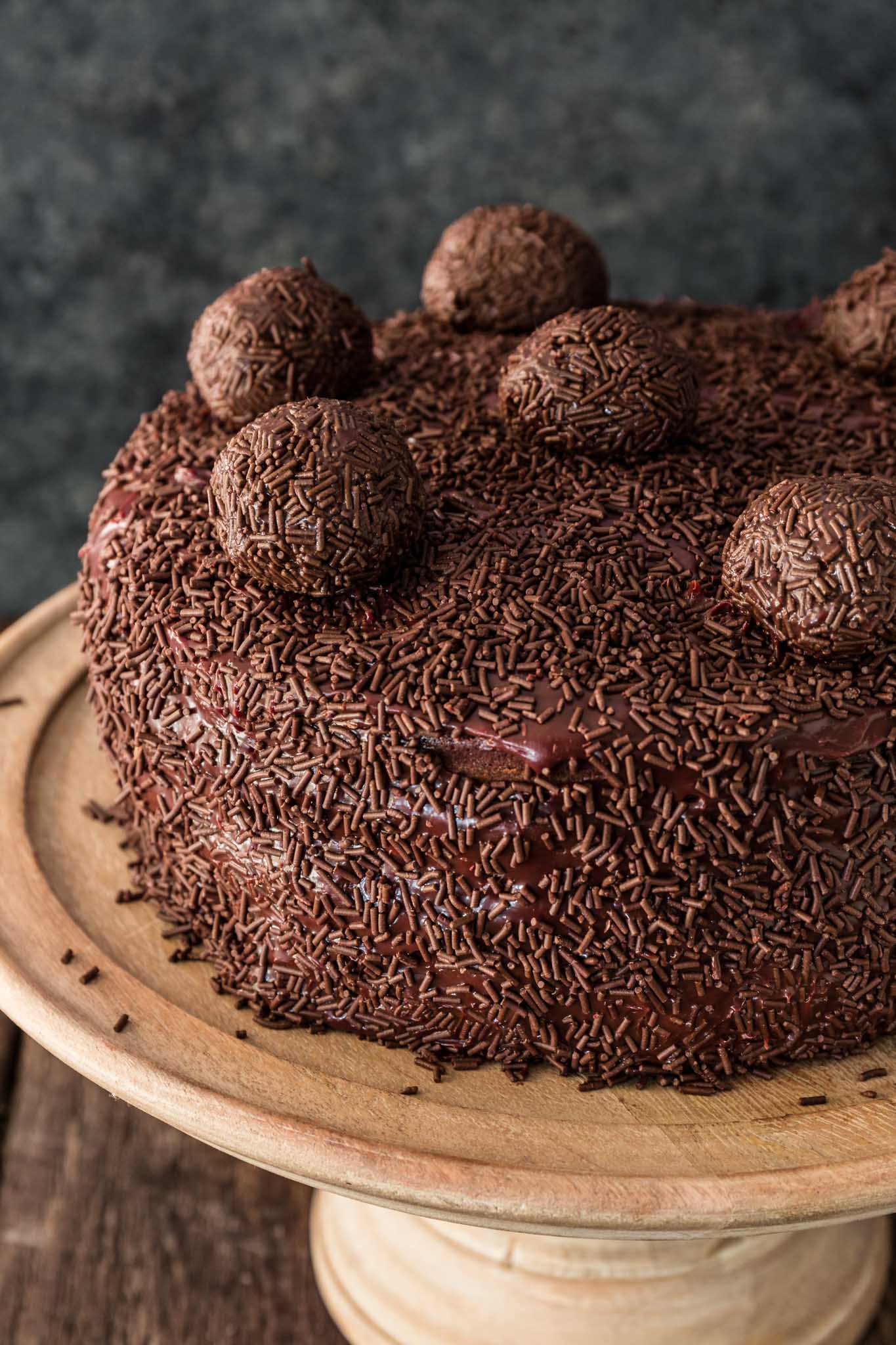 Brigadeiro Cake | www.oliviascuisine.com / Vraag elke Braziliaan wat hun favoriete taart is en je krijgt altijd hetzelfde antwoord: Brigadeiro cake. Absoluut niets is te vergelijken met deze rijke, fudgy, vochtige chocoladetaart! Als je van brigadeiro houdt, is dit een must-try! (Recept en voedsel fotografie door @ oliviascuisine.)