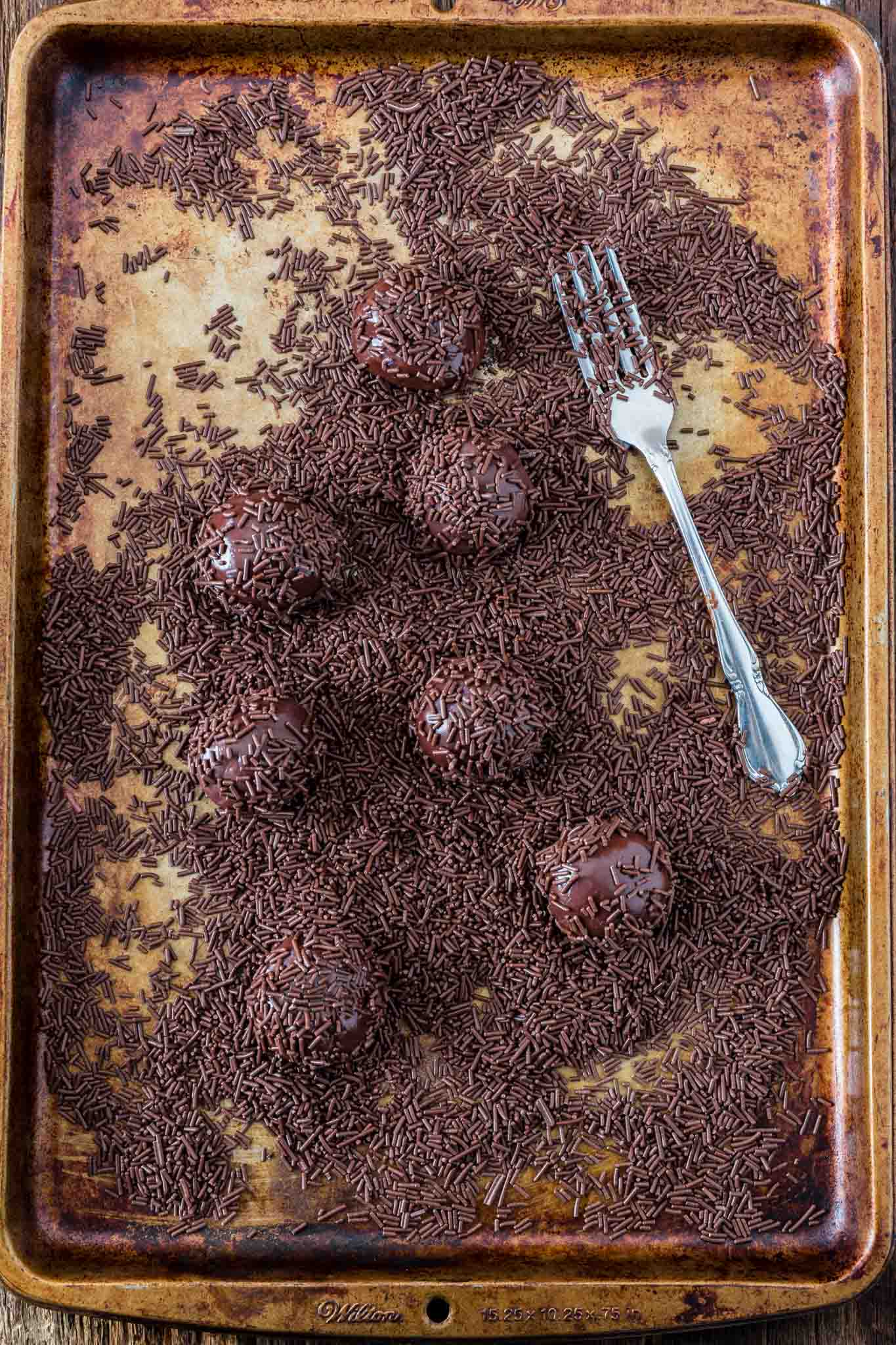 Brigadeiro Cake | www.oliviascuisine.com / Vraag elke Braziliaan wat hun favoriete taart is en je krijgt altijd hetzelfde antwoord: Brigadeiro cake. Absoluut niets is te vergelijken met deze rijke, fudgy, vochtige chocoladetaart! Als je van brigadeiro houdt, is dit een must-try! (Recept en voedsel fotografie door @ oliviascuisine.)