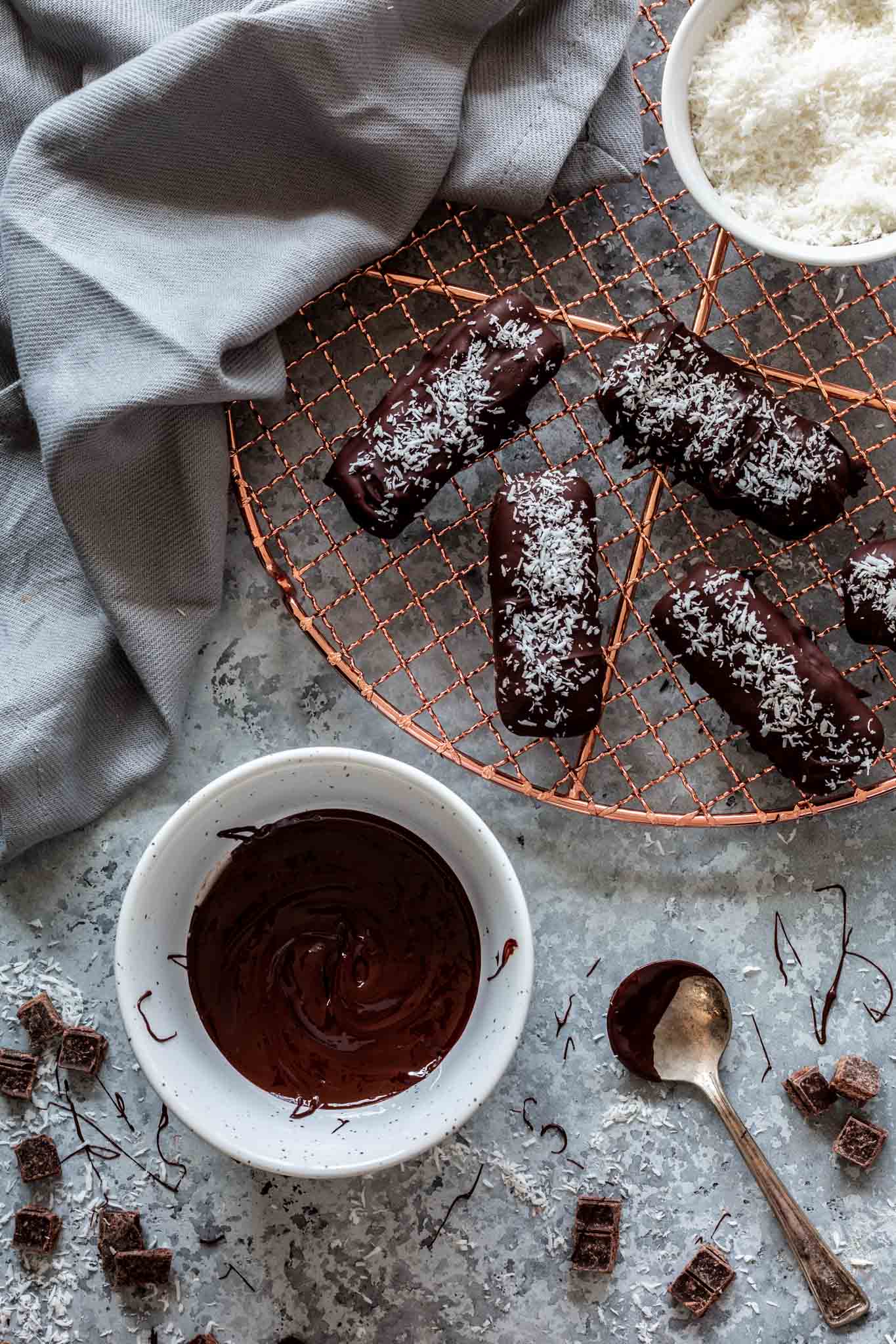 Low carb chocolate bars and melted chocolate