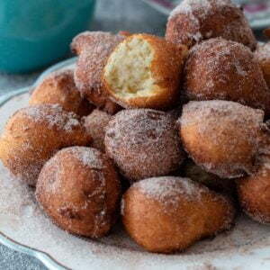 A pile of bolinhos de chuva.