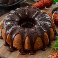 Carrot cake covered with brigadeiro.