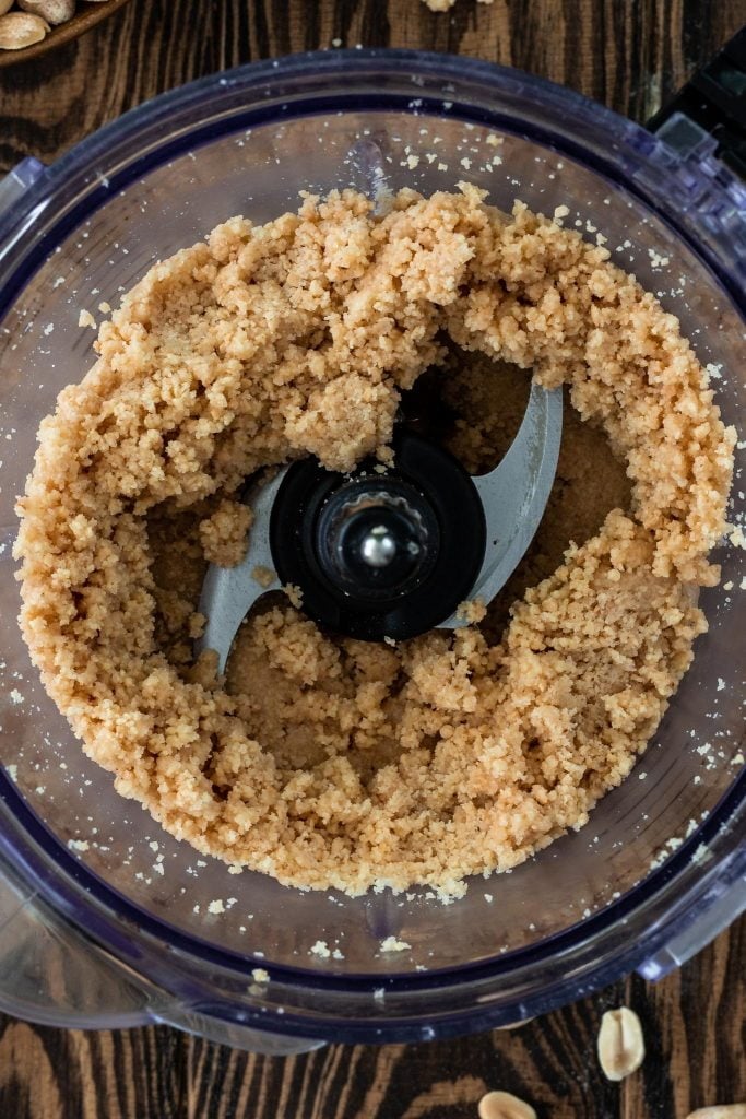 Peanuts, sugar and salt are crushed in the food processor.