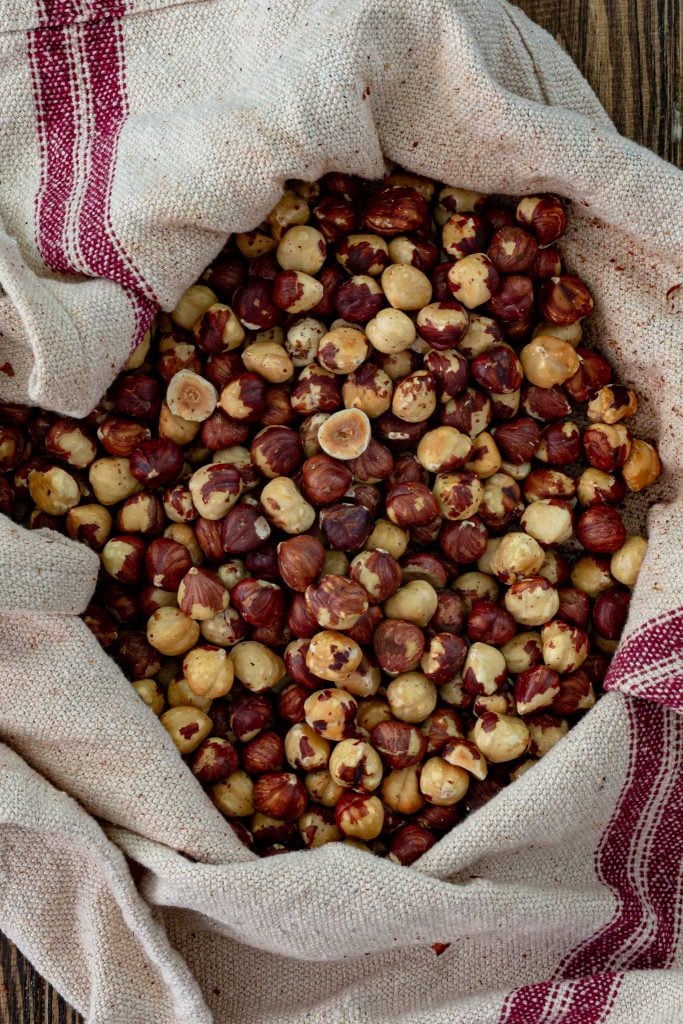 How to peel hazelnuts