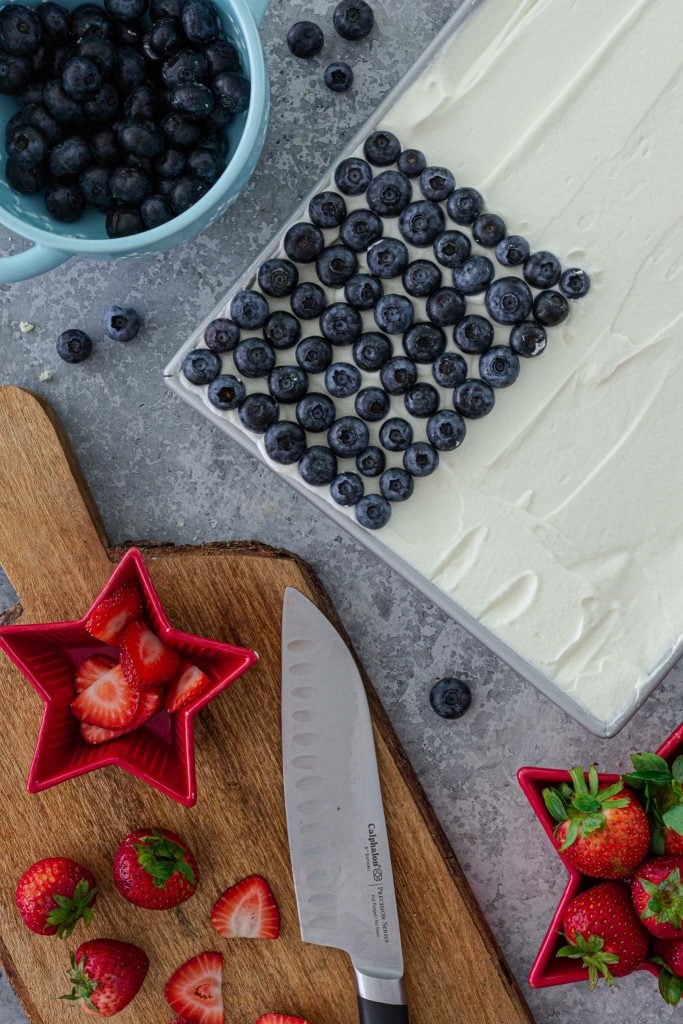 Decorating a flag cake