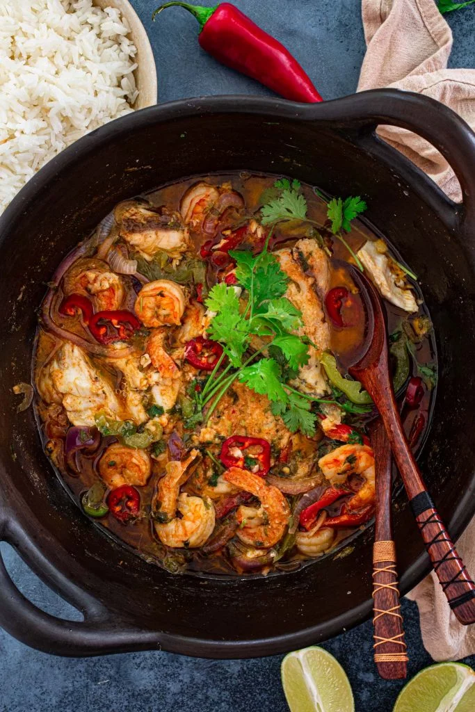 Un pot en terre cuite avec un ragoût brésilien de poissons et de crevettes