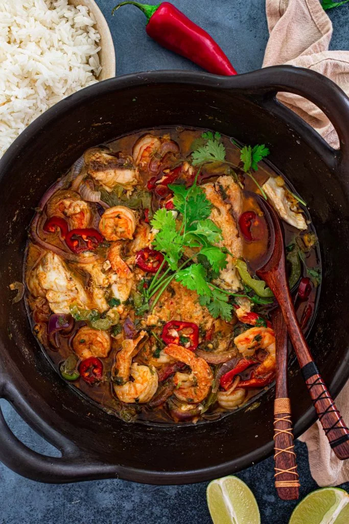 Una olla de barro con guiso brasileño de pescado y camarones