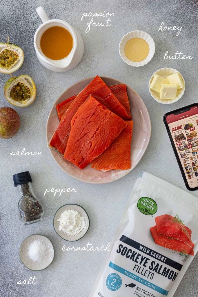 A photo of all the ingredients used to make the dish: salmon, passion fruit pulp, honey, butter, pepper, salt and cornstarch. You can also see a phone and the package of the frozen salmon.