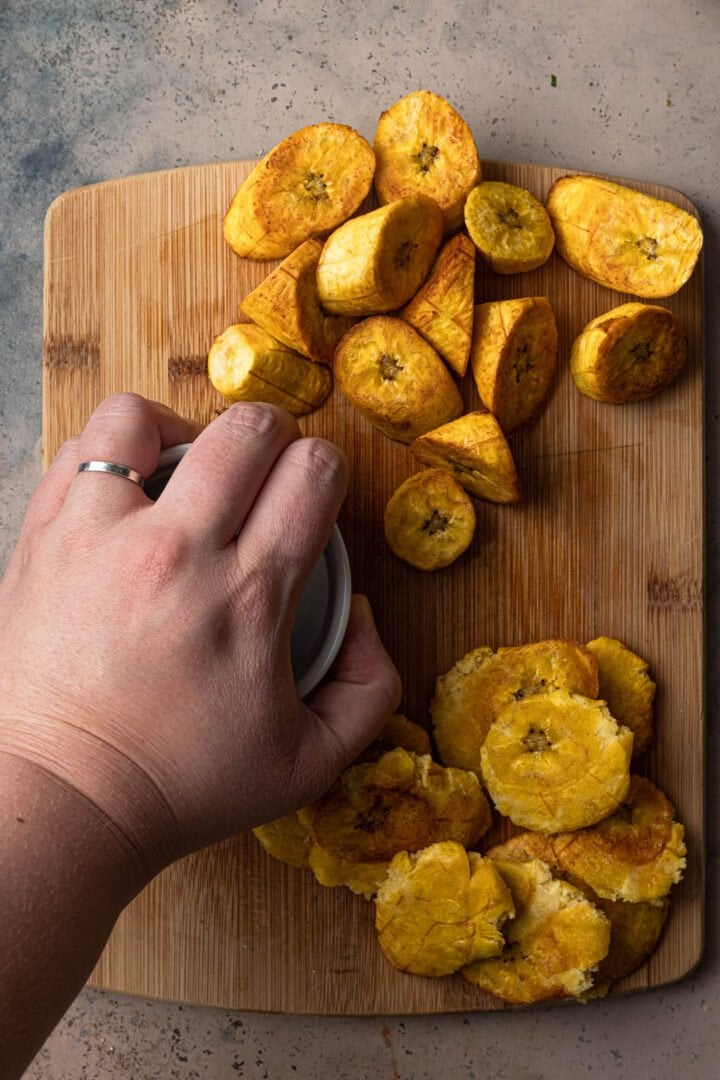 Flattening tostones without a tostonera.