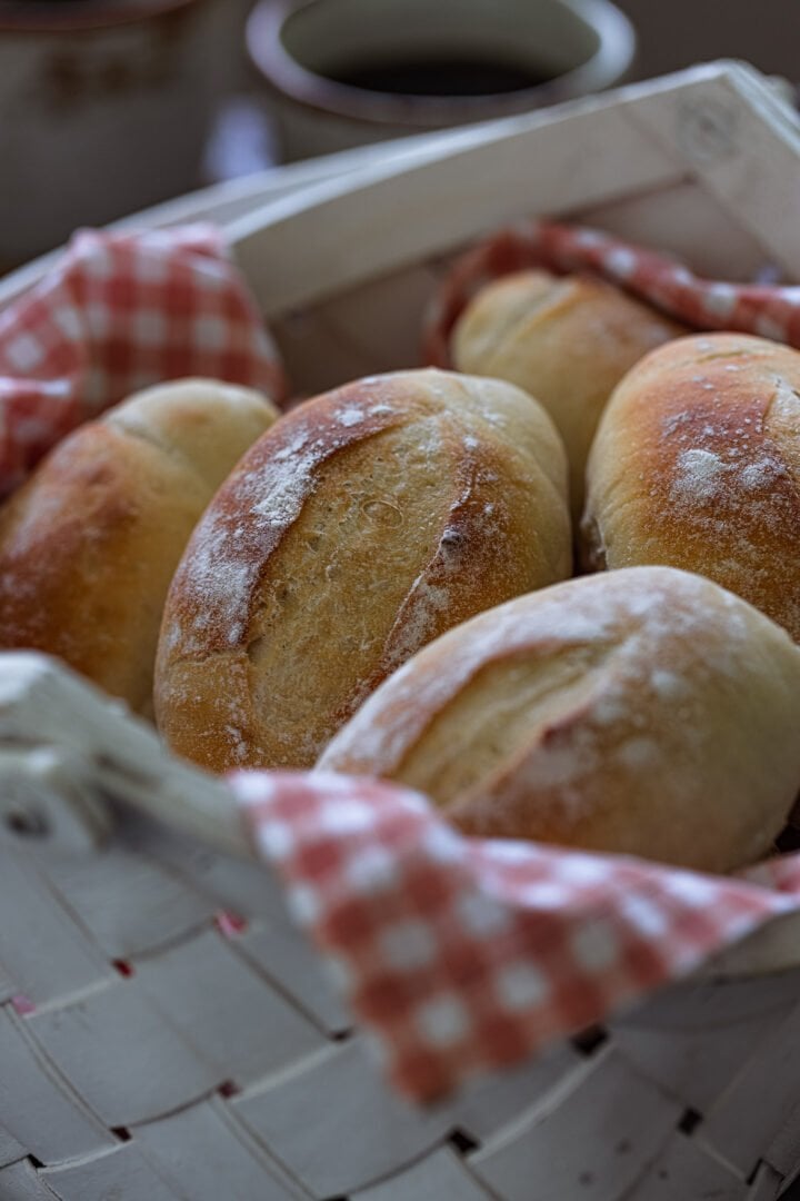 A close up photo of a pão francês.