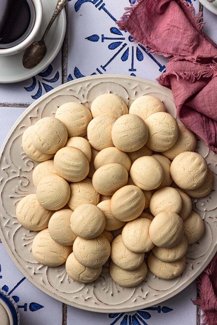 An overhead photo of a platter of cornstarch cookies (sequilhos).