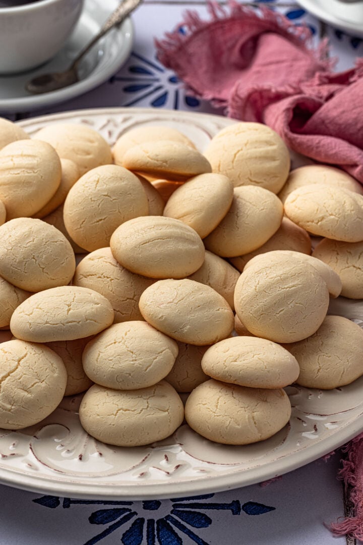 A closeup photo of cornstarch cookies (sequilhos).