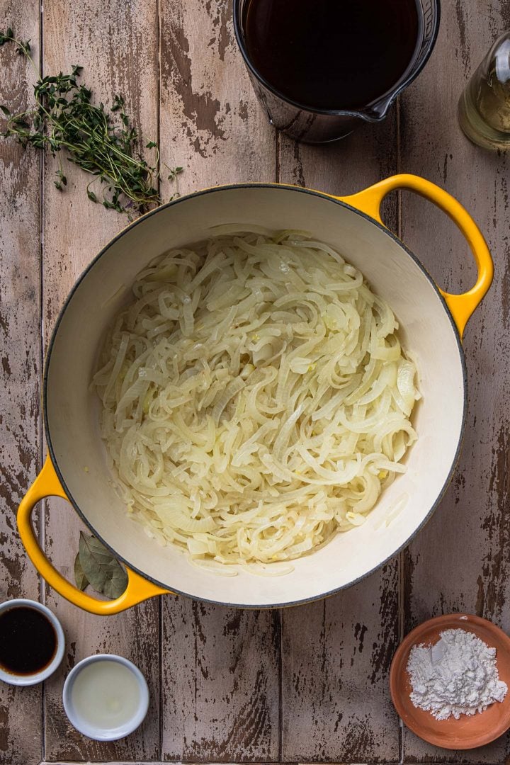 The beginning of the caramelization process: the onions have softened.