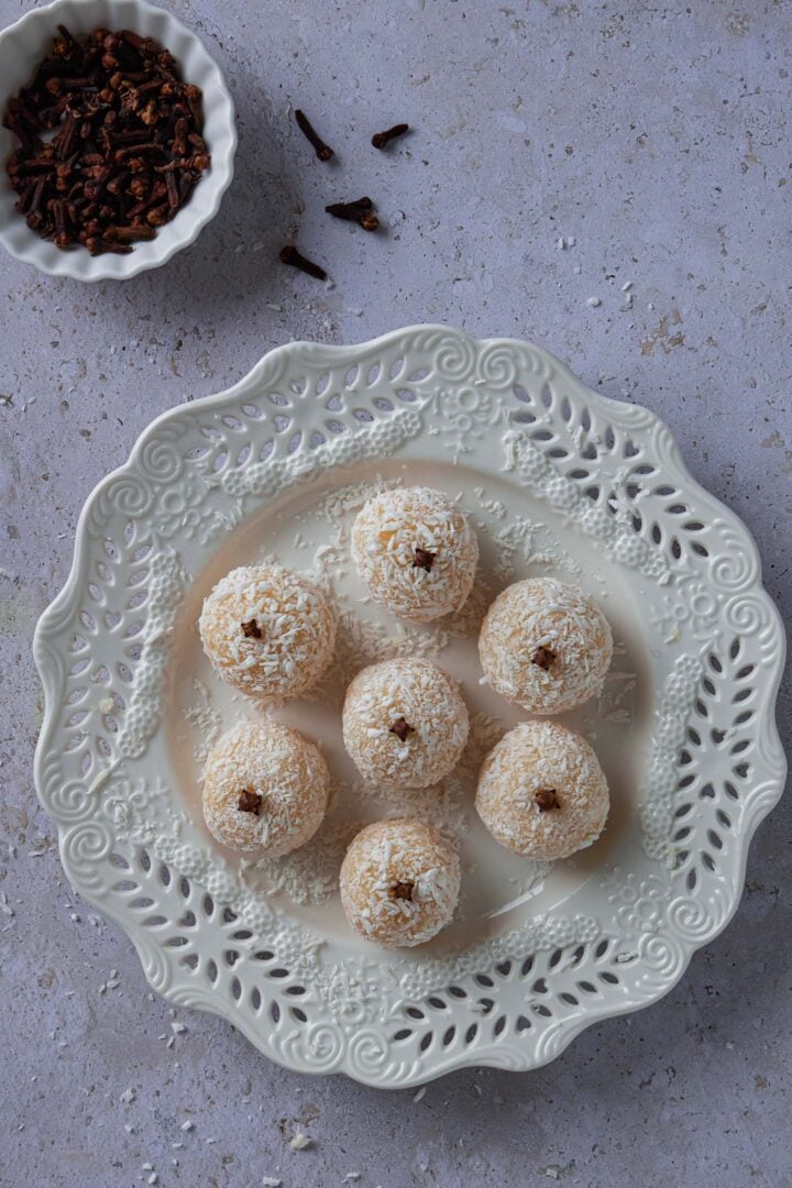 A platter with the coconut balls.